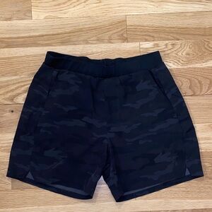 Barry’s Men's Black Camo Performance Athletic Shorts size Small
